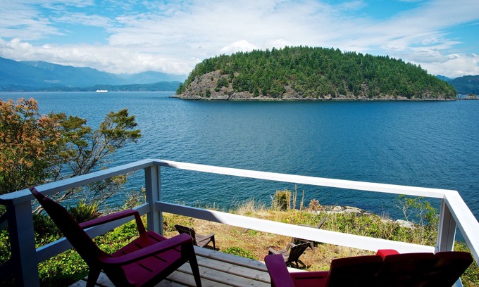 Bowen Island Cabin | Serene Waterfront Retreat with Private Swimming Access