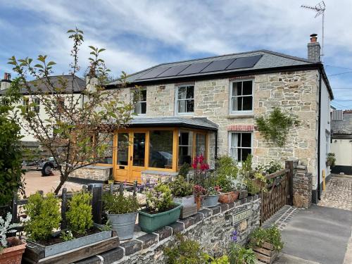 Mylor Bridge House | Woodbine Cottage: 4-Star Pet-Friendly Getaway with High Ratings