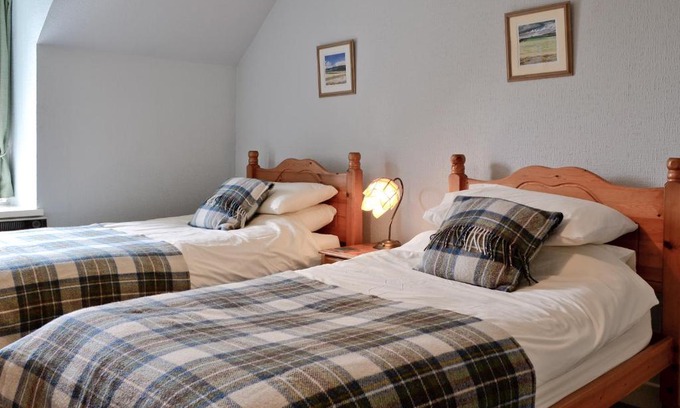 Fort Augustus House | Woodbine Cottage: 4-Star Pet-Friendly Retreat for Families