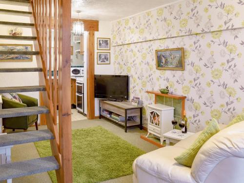 Irstead House | Welcoming Woodbine Cottage: Pet & Child Friendly Retreat