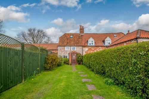 Market Rasen House | Welcoming Woodbine Cottage: Pet-Friendly Retreat for Families