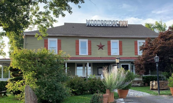 Jasper Hotel | Experience Cozy Comfort at Woodbridge Inn & Tavern