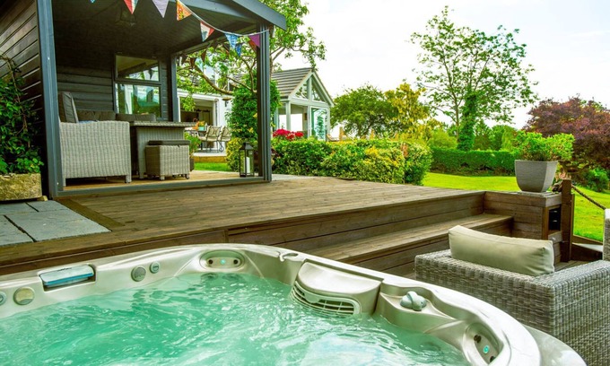 Bromsgrove House | Woodbury Country House: Hot Tub & Breathtaking Views Await