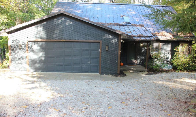 Howard House | Idyllic Lakefront Retreat in Apple Valley - 10/10 Rated