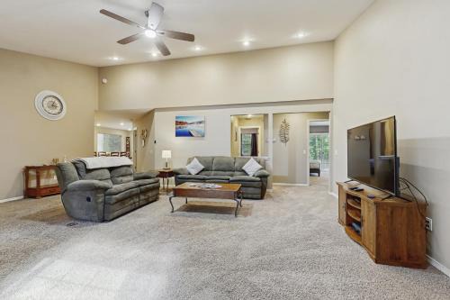 Sandpoint House | Enchanting Wooded Wonder with Family-Friendly Amenities