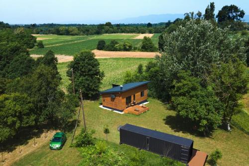 Kraljevec Sesvetski House | Pet-Friendly Ocean View Retreat: Wooden House & Modern Container