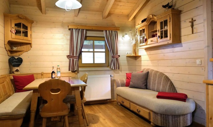 Jandelsbrunn Apartment | Wooden house - garden herbs up close
