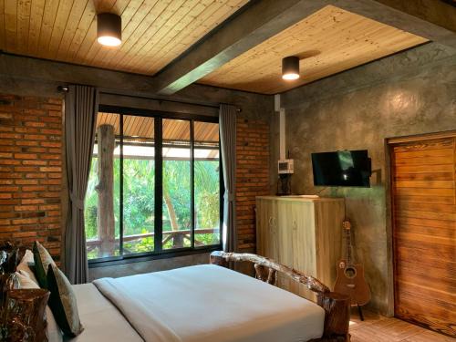 Krabi House | Rustic Wooden House: Family-Friendly Retreat with 10/10 Rating