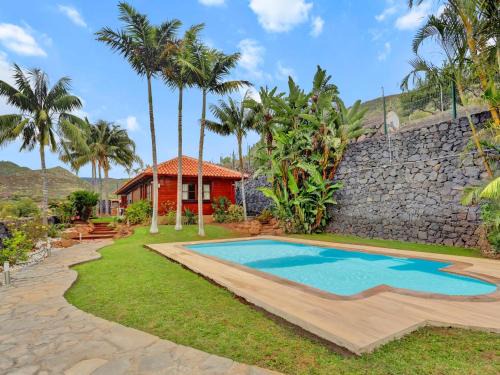 San Cristobal de La Laguna House | Relaxing Wooden House with Private Pool and Lush Garden