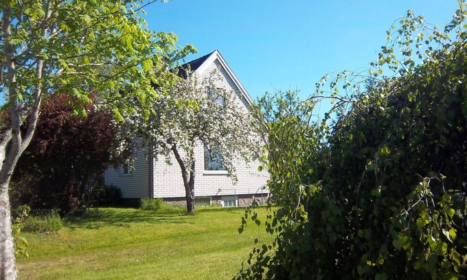 Klavrestrom House | Cozy Wooden House with Boat by Lake and Golf Course