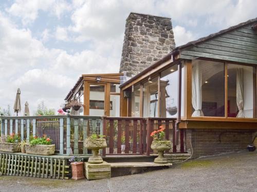 Sutton-in-Ashfield House | Woodend Bungalow: Pet-Friendly Retreat with Top Ratings!