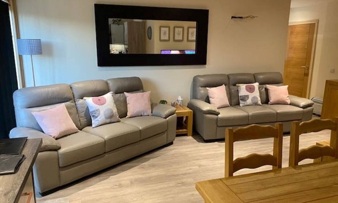 Dumfries Cabin | Relaxing Woodend Lodge with Private Hot Tub & Breakfast