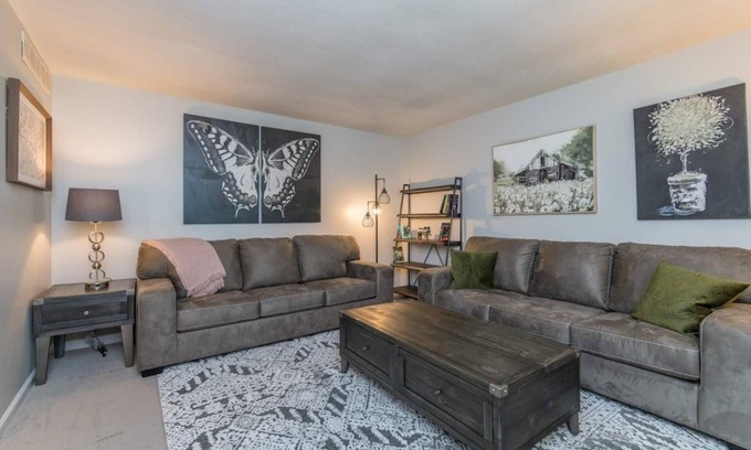 Versailles House | Woodford Stables: Walk to Eckert's Orchard, Pet Friendly