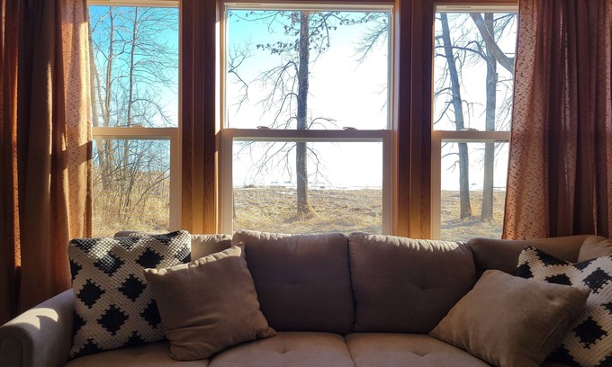 Peshtigo Cabin | Cozy Woodland Cabin on the Bay with Family-Friendly Amenities