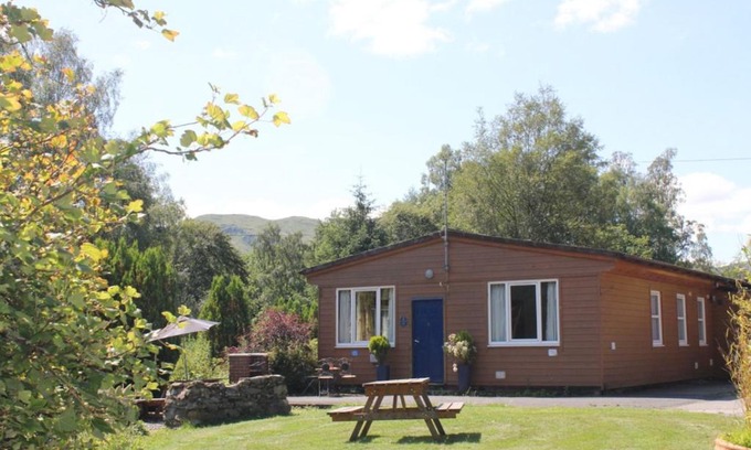 Killin Cabin | Cozy Woodland Chestnut Lodge: Pet-Friendly & Family Retreat