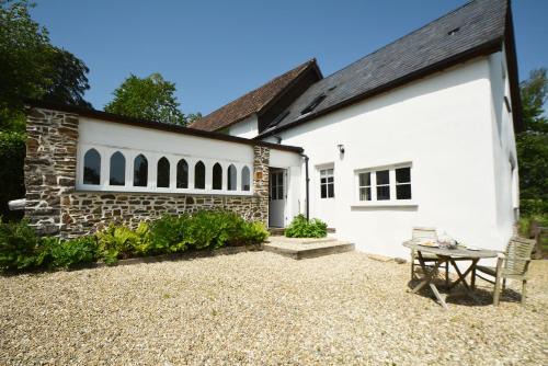 Romansleigh House | Woodland Cottage: 4-Star Retreat with Kitchen Amenities