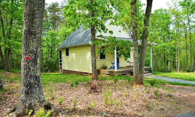 Buckingham Apartment | Tranquil Woodland Cottage Near Yogaville with Ocean Views