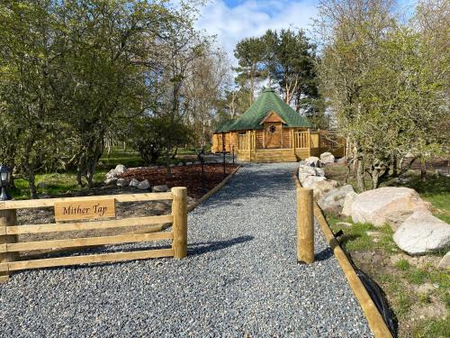 Inverurie Apartment | Exceptional Woodland Lodge Mither Tap with Hot Tub & Pets