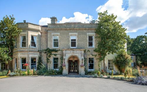Clapham Hotel | Cozy Woodland Manor Hotel with Family-Friendly Amenities