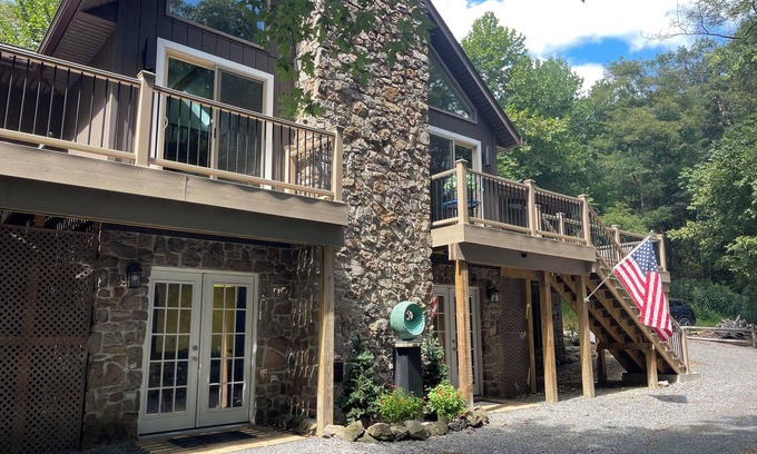 Spring Gap House | Serene Woodland Oasis Near Potomac River with Breakfast