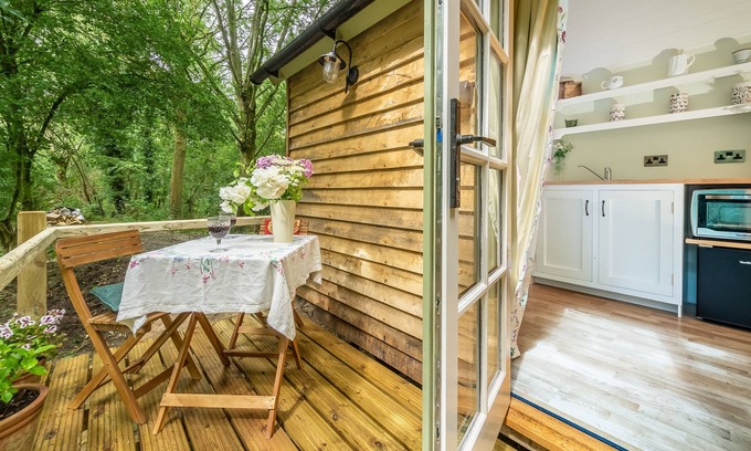 Woodbridge Cabin | Intimate Shepherd's Hut Escape for Couples - 9.8/10 Rated