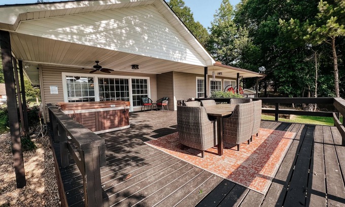 Royal House | Unforgettable Woodland Shore Bungalow with Spa & Lake Views