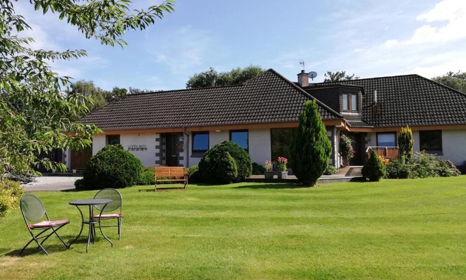 Drumnadrochit Bed & Breakfast | Eco-Friendly Woodlands Bed & Breakfast with Hot Tub & Dining