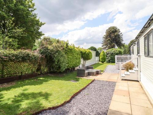 Ruthin House | Family-Friendly Woodlands Lodge with Pet Amenities