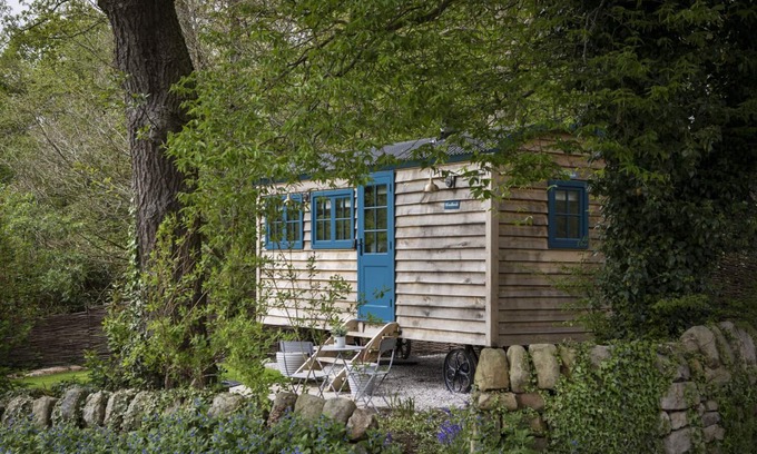 Baslow Cottage | Woodlands Shepherd's Hut: Family and Pet-Friendly Retreat