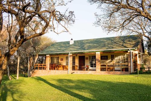 Francistown Cabin | Welcoming Woodlands Stop Over: Pet-Friendly & Pool Access