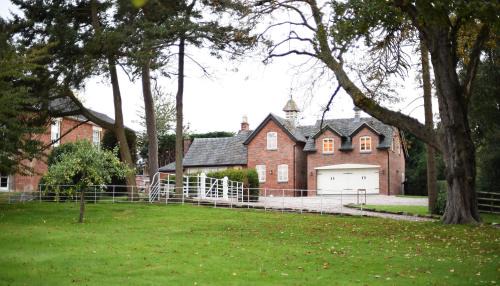 Uttoxeter House | Discover Woodleighton Cottages: 5-Star Family Retreat