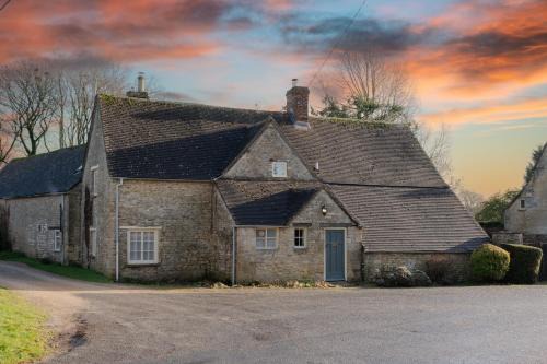 Rendcomb House | Inviting Woodmancote Manor Cottage: 4-Star Family Retreat