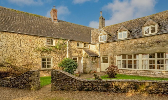 Rendcomb Cottage | Welcoming Woodmancote Manor Cottage near Cirencester
