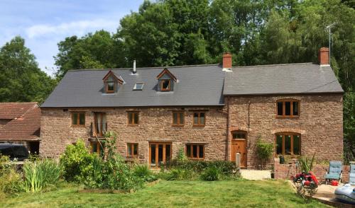 Lydney House | Pet and Child Friendly Getaway at Woodmill Farm Apartment