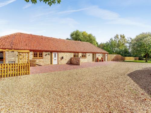 Tilney Fen End House | Woodpecker Barn: Guest Rated 10/10 with Hot Tub & Family Fun