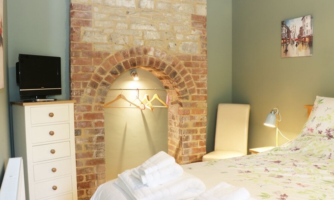 Aymestrey Cottage | Experience Woodpecker Cottage with Kitchen in Ludlow