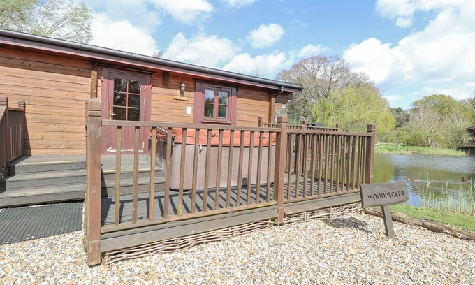 Badwell Ash Cottage | Woodpecker Lodge: Romantic Retreat with Hot Tub & Spa