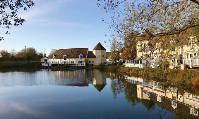 South Cerney House | Pet-Friendly Lakeside Lodge at Isis Lake - Rated 9.8/10