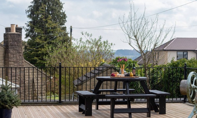Holestone Moor House | Exceptional Woodpecker - Matlock with Fully Equipped Kitchen