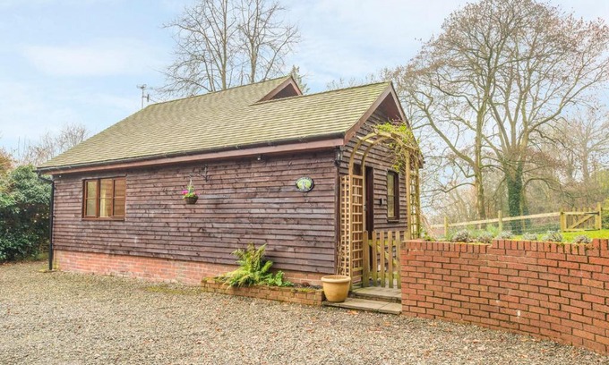 Church Stretton House | Woodpeckers Cottage: Family-Friendly Retreat with Top Reviews