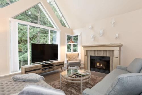 Upper Village House | Modern Woodrun Lodge 616: Top Floor Condo with Pool & Hot Tub