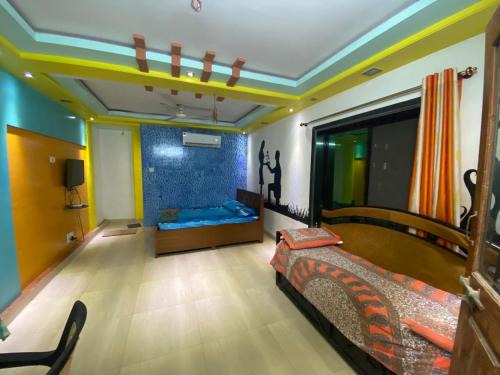 Chendhare House | Welcoming Woods Prashanti Homestay with Hot Tub & Pets