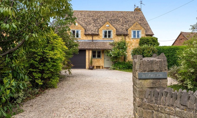 Chipping Campden Cottage | Woodside Cottage: Family-Friendly Retreat with Pool & Kitchen