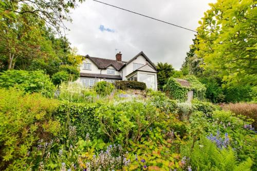 Windley House | Woodside: Family-Friendly Getaway for Memorable Stays