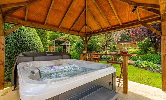 Costessey Cottage | Woodside House | Guest Rated 9.8 with Hot Tub & Spa Amenities