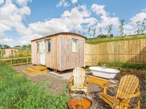 Heights of Achterneed House | Woodside Hut 2: Family-Friendly Retreat with Hot Tub