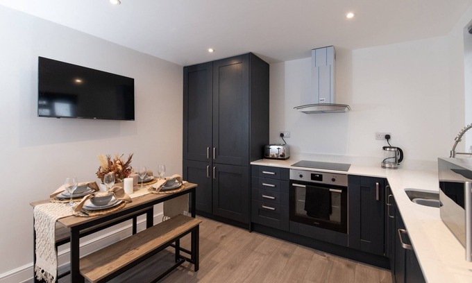 North Finchley Apartment | Woodside Park 3 Bedroom and 2 Bathroom Apt. B with Parking