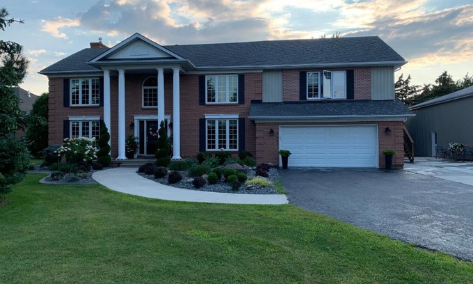 Lakeshore House | Guest Rated 9.6: Woodslee Bed and Breakfast Retreat