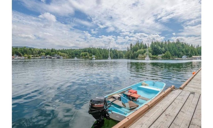 Bamfield House | Tranquil Woodsman Cottage - Waterfront Estate with Dock