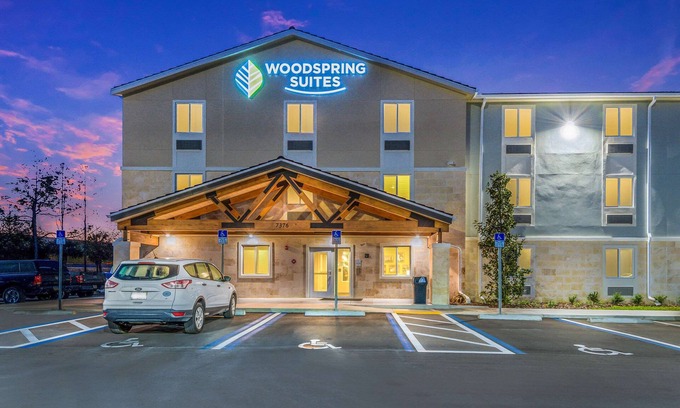 Braden River Hotel | Cozy WoodSpring Suites Bradenton with Kitchen & Spa Access